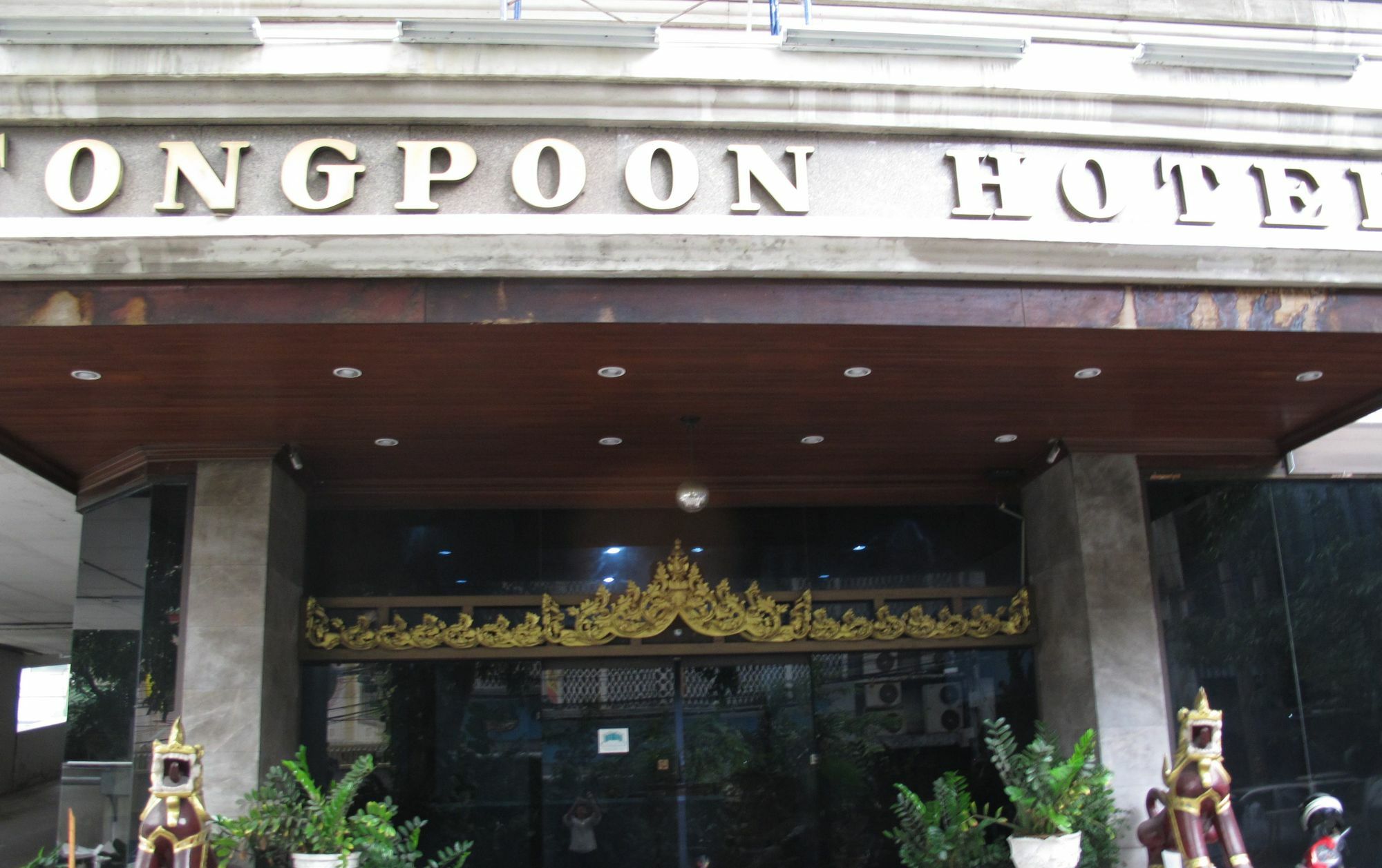 Tongpoon Hotel Bangkok Exteriör bild